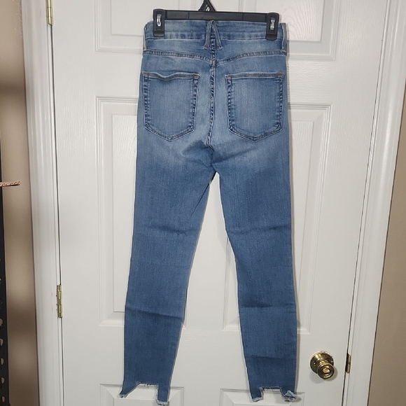 Good American Blue Skinny Jeans with High Waist and Distressed Hem - Picture 3 of 6